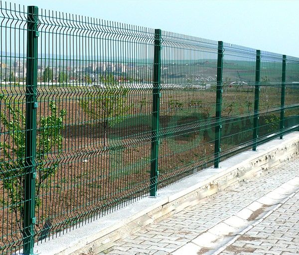 Panelna ograda od pocinkovanog čelika sa zaštitnim premazom, dugotrajno i moderno rešenje za ograđivanje.